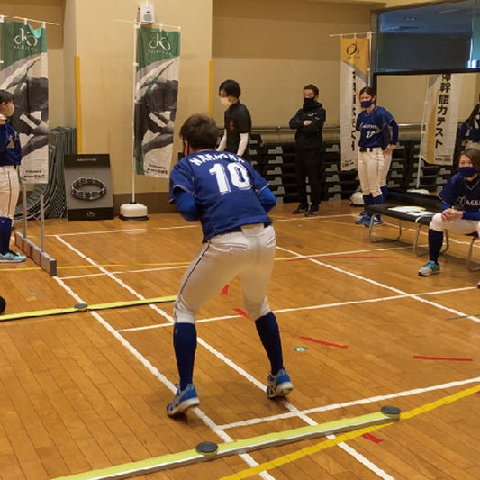 女子硬式野球部の侍ジャパン日本代表選手による、体幹能力測定